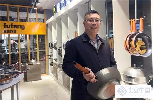 点击图片翻到下一页>> 富坊炊具专注手工铁锅,千锤百炼铸就工匠精神