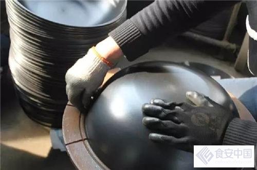 点击图片翻到下一页>> 富坊炊具专注手工铁锅,千锤百炼铸就工匠精神